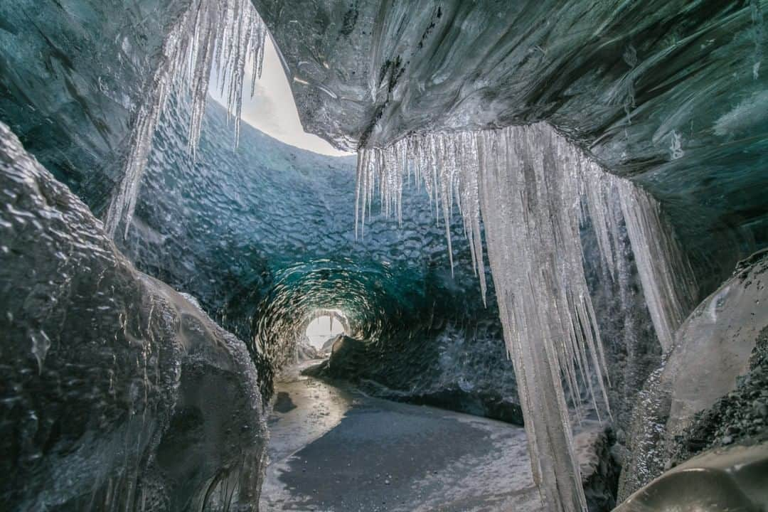 National Geographic Travelさんのインスタグラム写真 - (National Geographic TravelInstagram)「Photo by @kiliiiyuyan  This wonderland of ice is a cave that recedes hundreds of meters into the Breidamerkurjokull glacier in Iceland. Ice caves like this are the runoff route for meltwater farther up the glacier. Follow me @kiliiiyuyan for more from the Arctic. #arctic #iceland #icecave」7月6日 17時08分 - natgeotravel