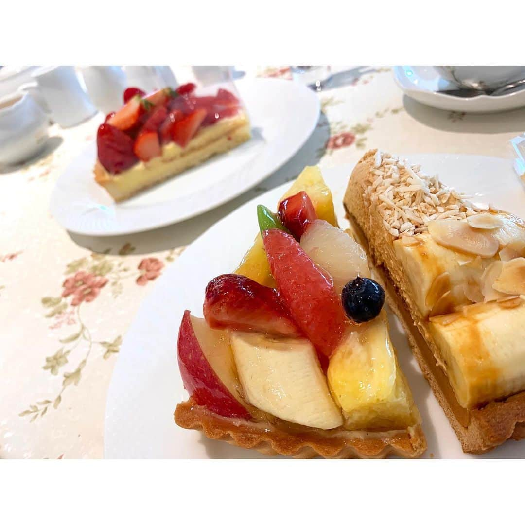 赤嶺紗羅さんのインスタグラム写真 - (赤嶺紗羅Instagram)「Deices du palais🍓🧁💘 ， タルト🥧にフルーツ🥭沢山のケーキ🍰… 幸せ空間でした〜🤤🤤🤤 ， スイーツ🎂も大好きだ🥳🙏❣️ ， ，  ， ， 🌸レッスンのご案内🌸 ， ， 火💠studio MAI 緑橋メインスタジオ 「コンディショニングヨガ」18:30〜19:30 ， 水💠studio MAI 緑橋メインスタジオ 「リフレッシュヨガ」☀️10:00〜11:00 ， ， 木💠スパワールド♨️ @spaworld_jp 「アロマヨガ 」18:30〜19:30 ， ， 金💠studio classone 「朝ヨガ」☀️07:00〜08:00 ， ， 金💠 salon Embellir 会員様ヨガレッスン🧘‍♀️ @salon_embellir_714 ， ， 土💠スパワールド♨️ @spaworld_jp 「リラックスヨガ 」17:00〜18:00 ， ， ，  #diet #fitnessgirl #japanesegirl #cafe #yoga #japanese #japanesegirl #japan #asiangirls #cakes #ヨガ大阪 #食べ放題 #ホットヨガ #ヨガ #ヨガジョ #ヨガインストラクター #痩せる #ボディメイク #全米ヨガアライアンス #タルト #チートデー #ワゴンビュッフェ #160cm #ダイエット #撮影モデル  #デリスデュパレ #delicesdupalais」7月6日 17時12分 - sara_am_0113