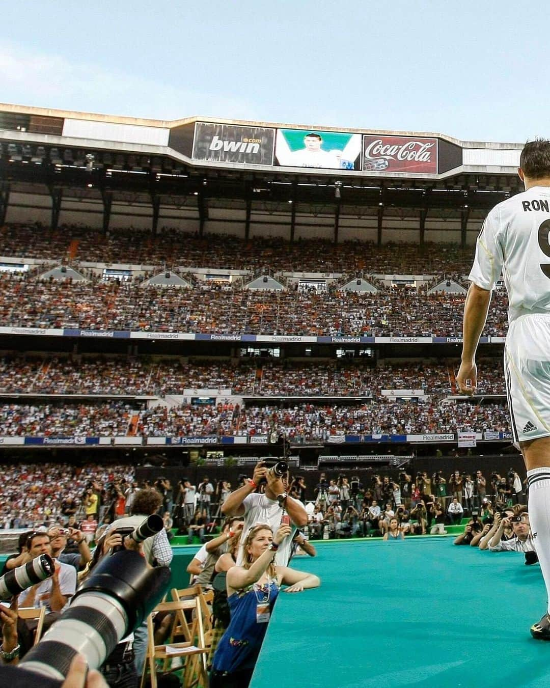 LFPさんのインスタグラム写真 - (LFPInstagram)「📸🔙 #OnThisDay 1️⃣1️⃣ years ago, @cristiano was presented as a new @realmadrid player. 💜 • 📸🔙 #TalDíaComoHoy, hace 1️⃣1️⃣ años, #Cristiano fue presentado como nuevo jugador del #RealMadrid. 💜 • #LaLiga #LaLigaSantander #Football #LaLigaHistory」7月6日 17時12分 - laliga