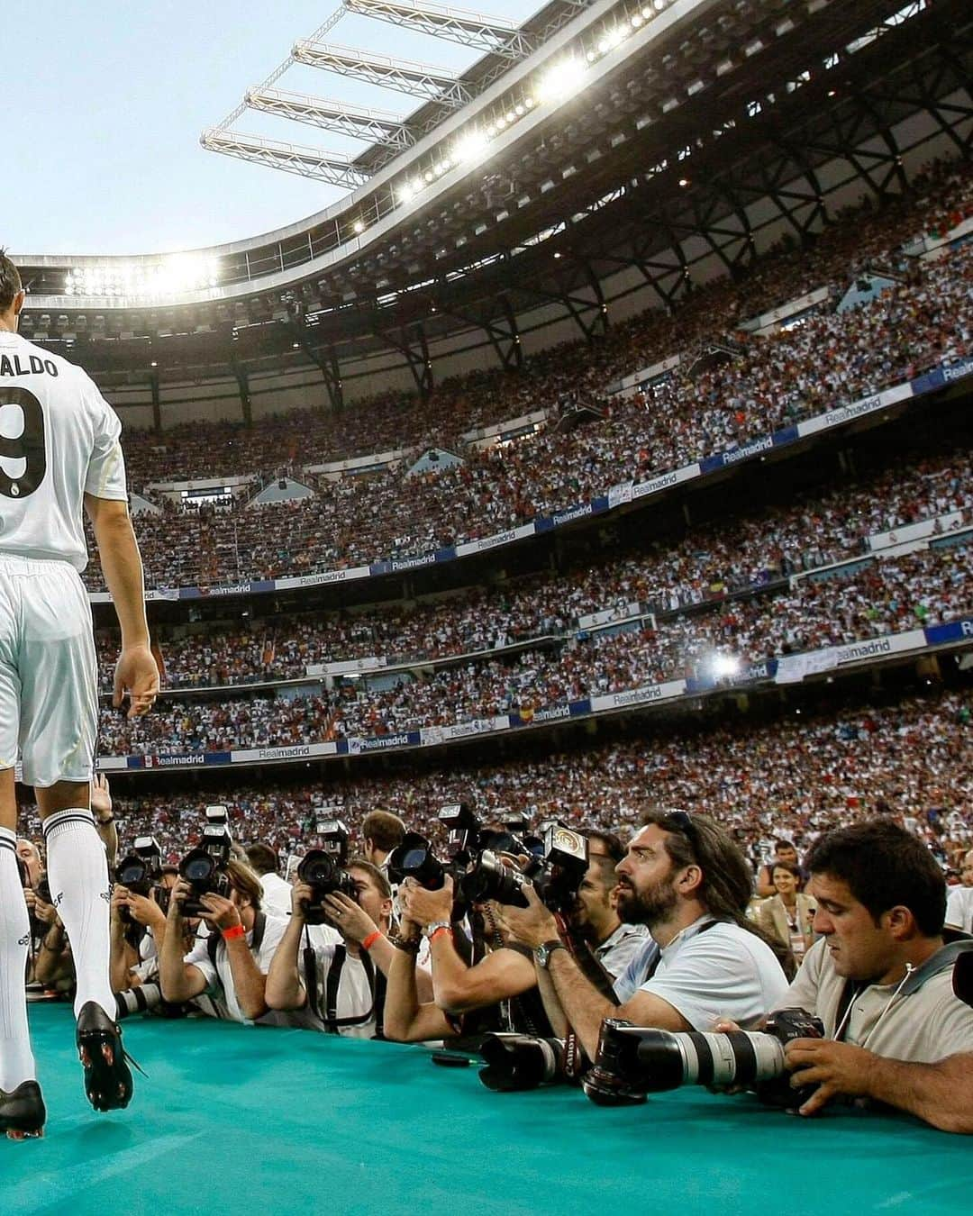 LFPさんのインスタグラム写真 - (LFPInstagram)「📸🔙 #OnThisDay 1️⃣1️⃣ years ago, @cristiano was presented as a new @realmadrid player. 💜 • 📸🔙 #TalDíaComoHoy, hace 1️⃣1️⃣ años, #Cristiano fue presentado como nuevo jugador del #RealMadrid. 💜 • #LaLiga #LaLigaSantander #Football #LaLigaHistory」7月6日 17時12分 - laliga