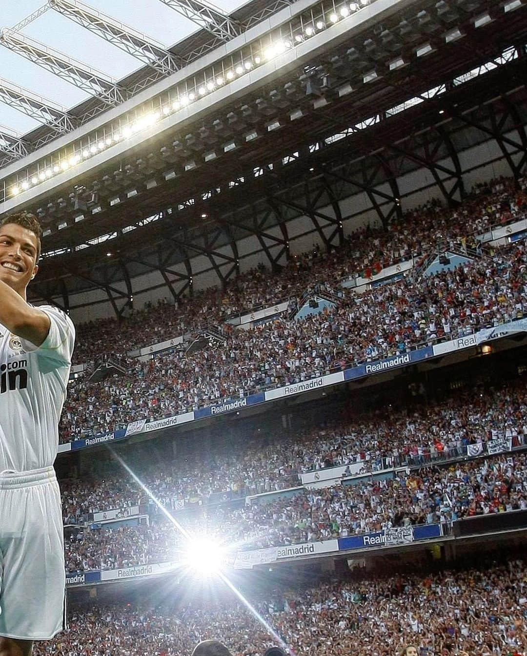 LFPさんのインスタグラム写真 - (LFPInstagram)「📸🔙 #OnThisDay 1️⃣1️⃣ years ago, @cristiano was presented as a new @realmadrid player. 💜 • 📸🔙 #TalDíaComoHoy, hace 1️⃣1️⃣ años, #Cristiano fue presentado como nuevo jugador del #RealMadrid. 💜 • #LaLiga #LaLigaSantander #Football #LaLigaHistory」7月6日 17時12分 - laliga