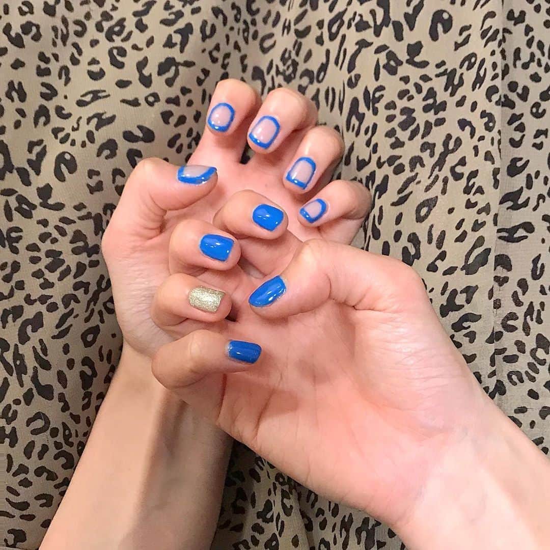 富久美玲のインスタグラム：「_ . 久々ネイルしてみました💅セルフ！ . 今回シンプルに見えるけど難しくて 頑張ったので褒めて下さい🥺🥺w . #nail#ジェルネイル#初心者ネイル#セルフネイル#アシメネイル#ニュアンスネイル#縁取りネイル」