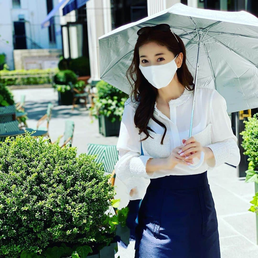 君島十和子さんのインスタグラム写真 - (君島十和子Instagram)「お待たせしました🍀🙇🏻‍♀️﻿ 今から大活躍の日傘(7/7からの今月ノベルティ)です！﻿ 👍🏼🌞☔️晴雨兼用なので、梅雨の時期から猛暑の夏までお使い頂けるんです😊99.4%の紫外線カット率です🌈﻿ 繊細なレース柄のプリントなので、今年も使うのが楽しみです！  相変わらず、リモート会議も続きますが、外出の際はマスクと共に連れて行って下さいね🍀🍀  #ftc#ftcbeauty#ftcaoyama#君島十和子 #フェリーチェトワコ #毎年1番人気 #梅雨の晴れ間に」7月6日 17時15分 - ftcbeauty.official