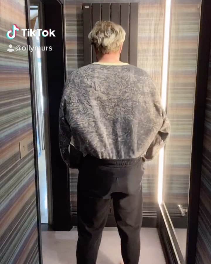 オリー・マーズのインスタグラム：「Walking into this week like 👏🏻🤪🤣」