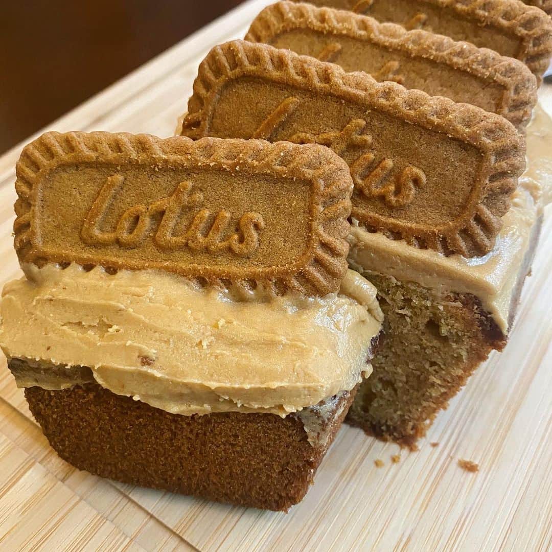 エイミーのインスタグラム：「1年ぶりのロータスケーキ。今年はパウンドバージョン。ハイカロリーケーキ👻」