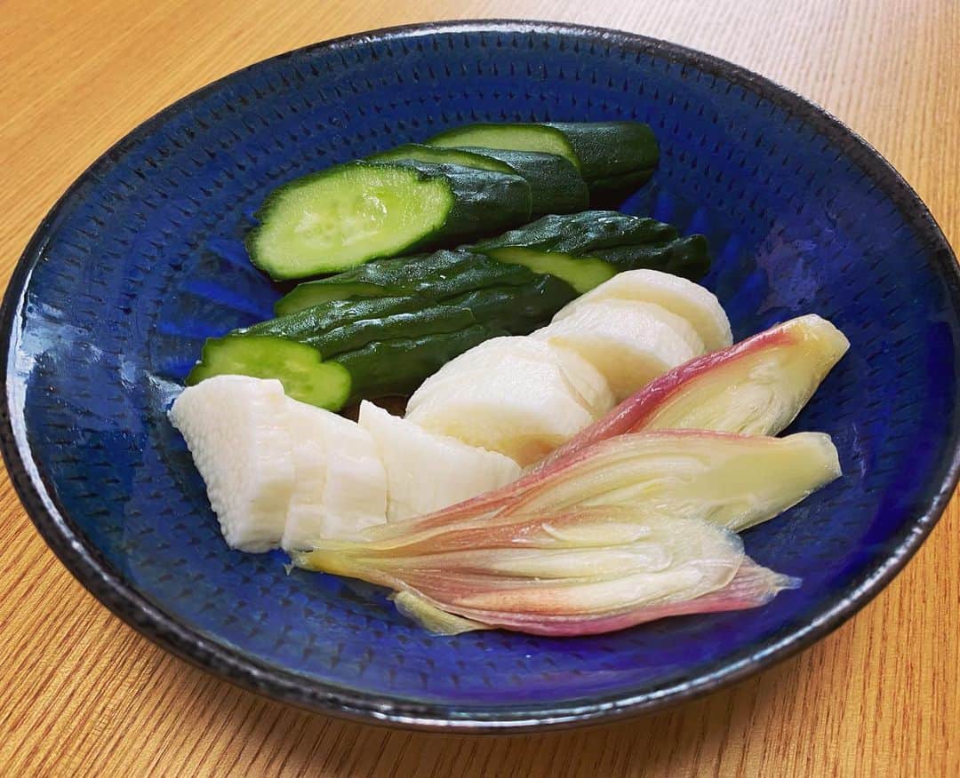 野本かりあのインスタグラム：「ぬか漬け、絶好調💖 ぬか床という名のお布団に、野菜を寝かせている気持ち。 美味しく頂こう✨」