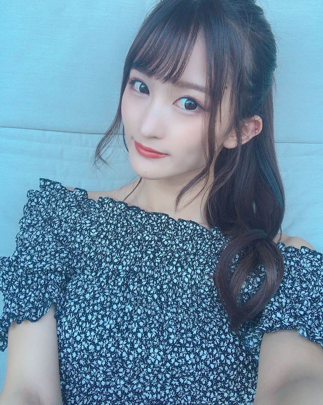 間宮みやのインスタグラム：「ポニーテール🐎 このオフショルワンピ、シワにならなくて着やすくて、昨夏購入してから夏の間ずっと着ている  #selfie  #自撮り女子  #コスプレイヤー #cosplay  #インスタグラビア #portrait #japanesegirl」