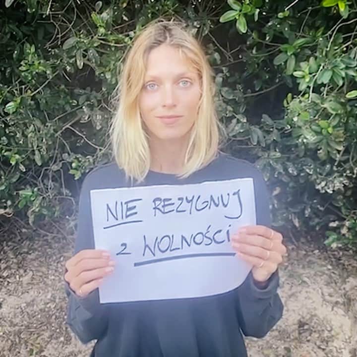 アニヤ・ルービックのインスタグラム：「To, że jedziesz na wakacje nie znaczy, że nie możesz głosować🗳 ✅weź dowód  ✅idź do urzędu gminy  ✅odbierz zaświadczenie o prawie do głosowania  ✅masz czas do piątku⏰ ✅z zaświadczeniem możesz głosować wszędzie w kraju i za granicą tam gdzie nie ma korespondencyjnych 🇵🇱 ✅po prostu wchodzisz do lokalu wyborczego, dajesz dowód i zaświadczenie i głosujesz ✌️ #wolnoscwyboru #wybory2020 #milionpowodów #wolnośćwyboru」