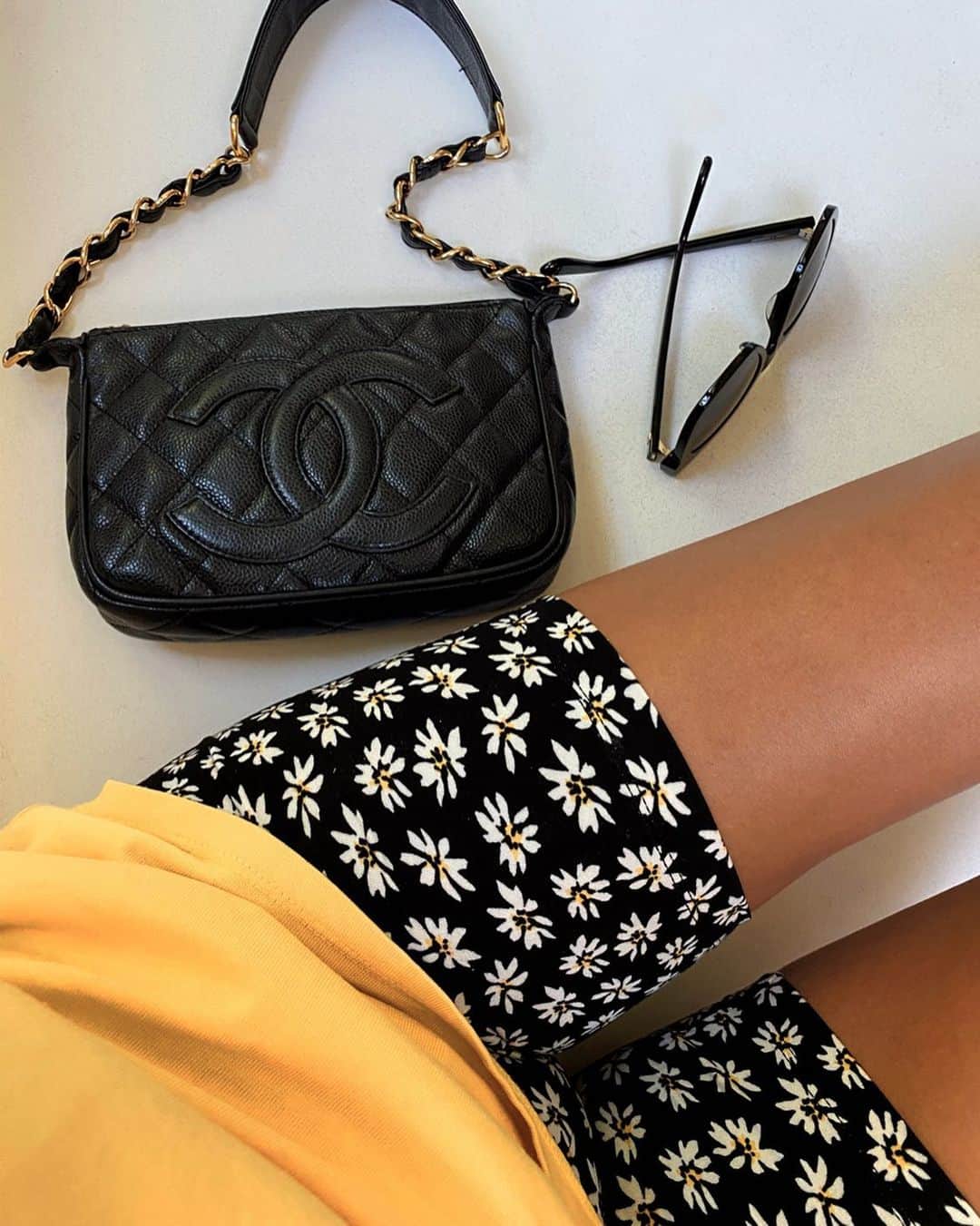 ジュリー・サリニャーナのインスタグラム：「ootd deets. 💛 obsessed with these biker shorts!」