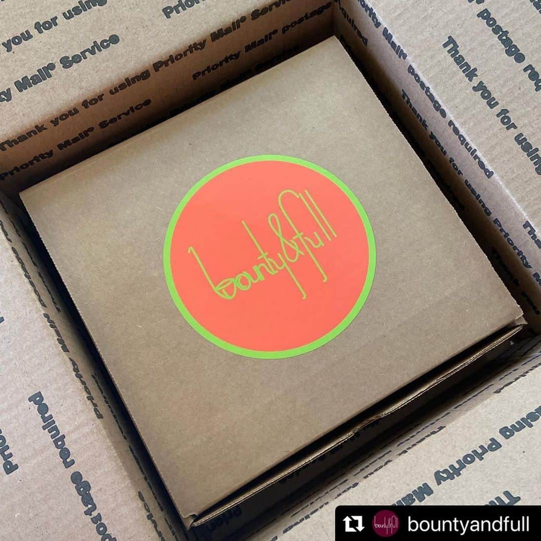 ケリスのインスタグラム：「#Repost @bountyandful Who’s ready for our first Gold Mine Box?!?Launching this Friday💥」