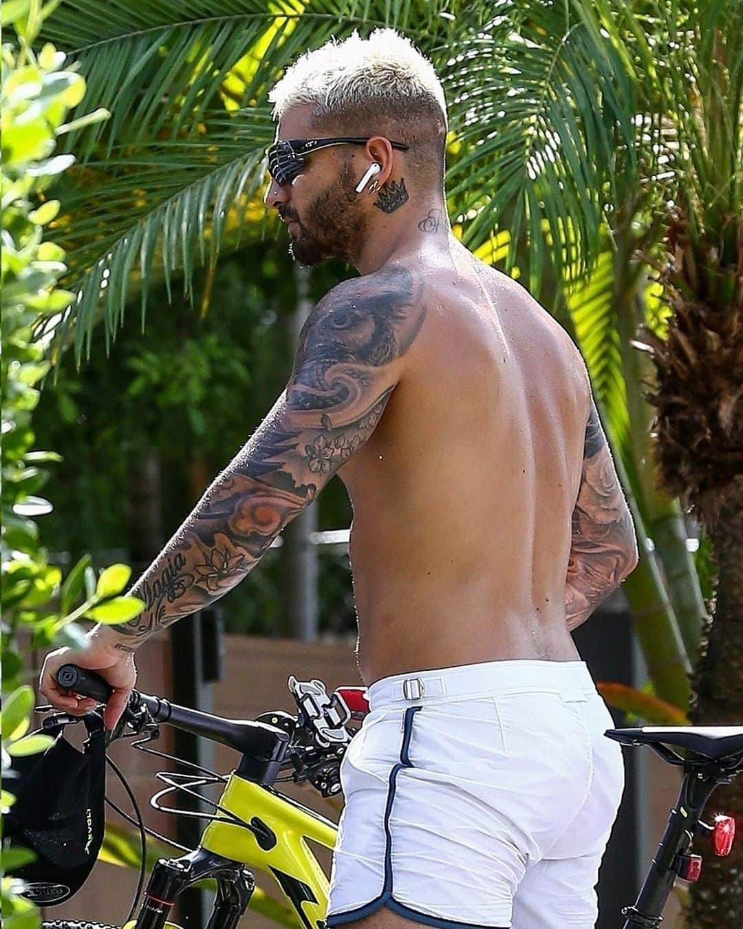 Just Jaredさんのインスタグラム写真 - (Just JaredInstagram)「Maluma wears tight white shorts as he arrives back home after a shirtless bike ride around Miami #Maluma Photos: Backgrid」7月7日 4時20分 - justjared