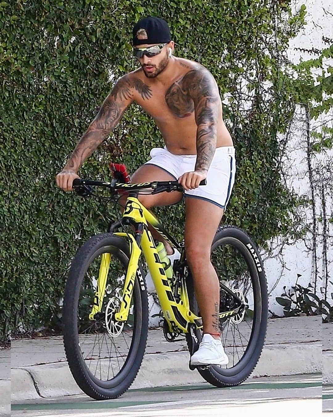 Just Jaredさんのインスタグラム写真 - (Just JaredInstagram)「Maluma wears tight white shorts as he arrives back home after a shirtless bike ride around Miami #Maluma Photos: Backgrid」7月7日 4時20分 - justjared