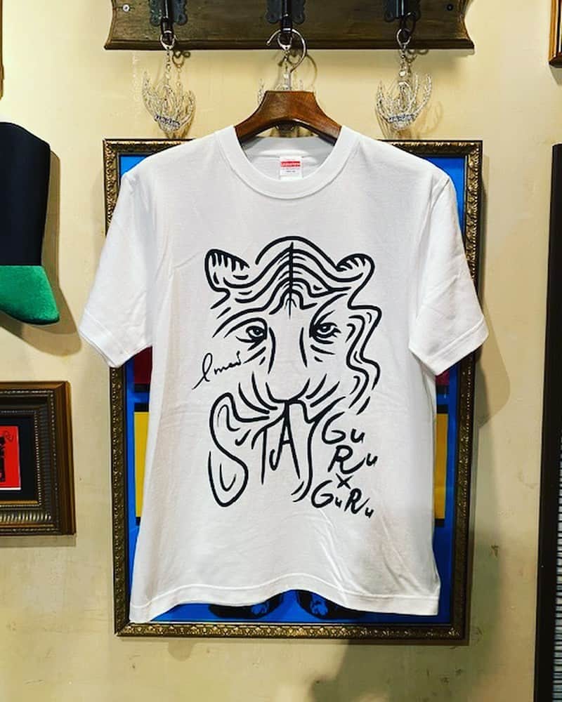 イマイアキノブのインスタグラム：「🍒名古屋 池下のBAR GURU X GURU の Tシャツだ！・  『GURUxGURU T-SH』 ・  illustration  by IMAI AKINOBU WEB SHOP / GURUxGURU店頭にて 販売開始しました！ ・  SIZE : S〜XXXL PRICE : 3000円  WEB SHOP ↓ guruxguru.base.shop (イマイアキノブのCD/アナログ盤等も販売中) ・  GURU X GURU 名古屋市千種区池下1-4-23 アミュゾン池下 1F 地下鉄東山線　地下駅1番出口より徒歩1分 ☎︎ 052-764-9696 #池下guruguru  #イマイアキノブ #imaiakinobu」