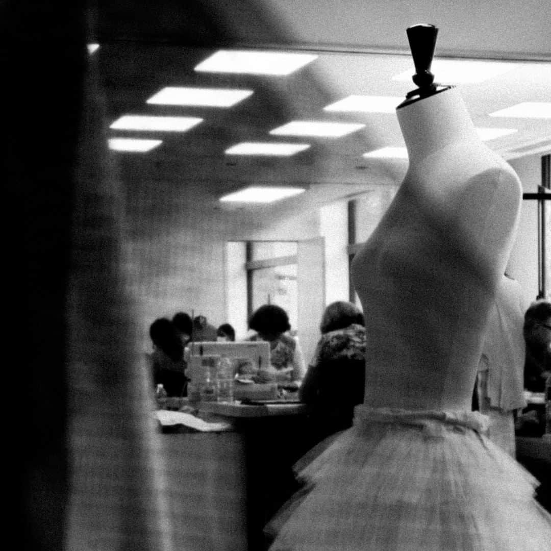 シャネルさんのインスタグラム写真 - (シャネルInstagram)「A look inside the Haute Couture ateliers in the days leading up to the CHANEL Fall-Winter 2020/21 Haute Couture collection presentation, photographed by Sarah van Rij.  Unveiled on July 7th from 12pm Paris time.  #CHANELHauteCouture #CHANEL @Le19M #Le19M @Lesage #Lesage @Goossens_Paris #Goossens @MaisonDesrues #Desrues @SarahvanRij」7月7日 3時00分 - chanelofficial