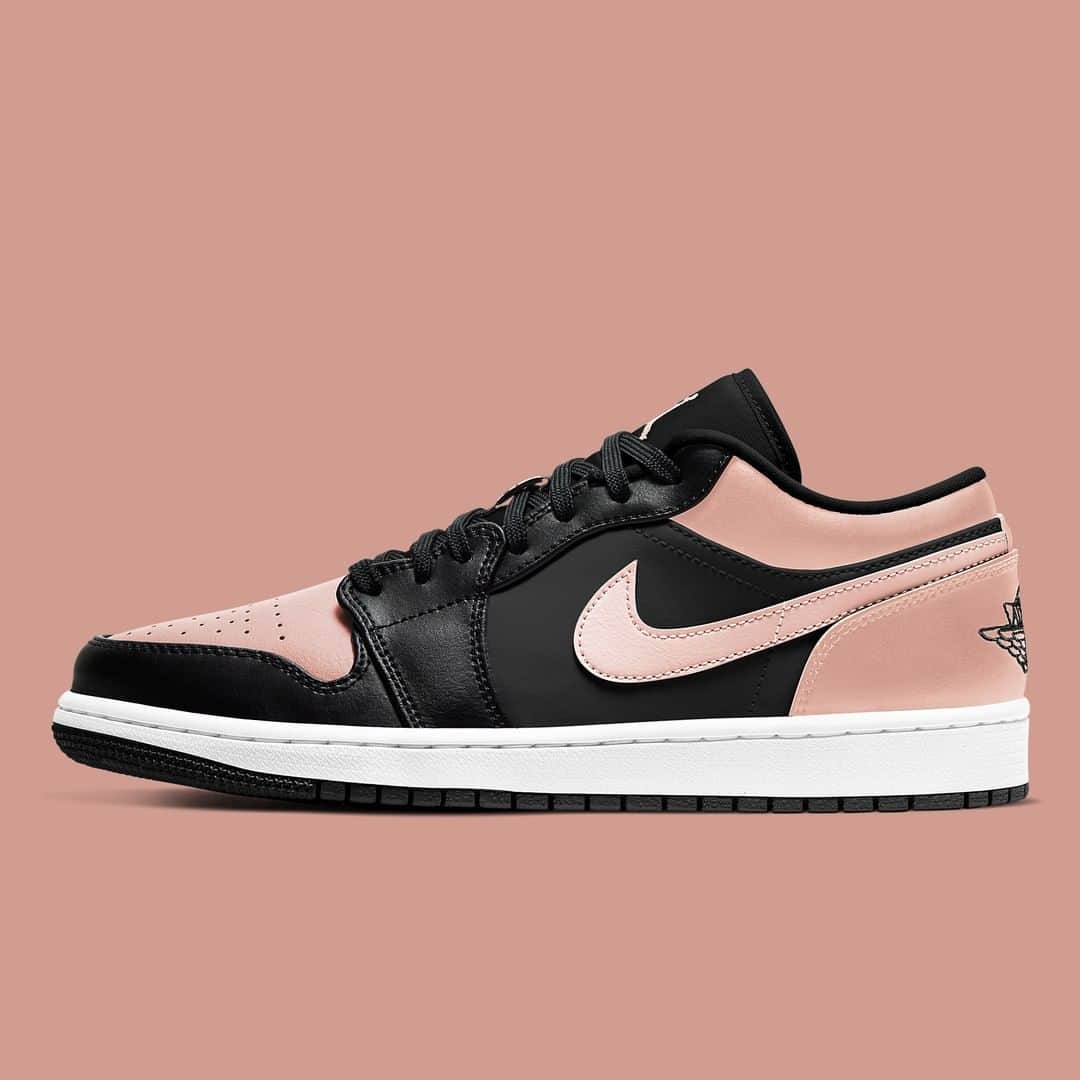 Sneaker Newsさんのインスタグラム写真 - (Sneaker NewsInstagram)「The "Crimson Tint" colorway from 2019's Air Jordan 1 Retro High OG returns in Low-top form. Unlike the OG High, these feature a smooth leather opposed to the tumbled seen in the prior drop. Link in bio to get a closer look.」7月7日 3時01分 - sneakernews