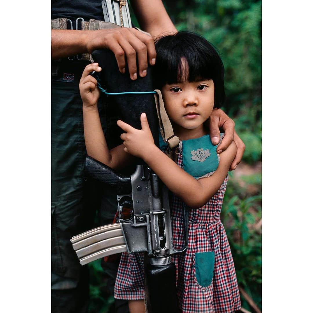 スティーブ・マカリーさんのインスタグラム写真 - (スティーブ・マカリーInstagram)「1st image: Children at the market, #Zamboanga, #Philippines, 1985. 2nd image: Woman on the back of a crowded Jeepney, #Manila, 1985. 3rd image: Young girl and father holding a gun, #Luzon, 1986. 4th image: Soldiers of the New People's Army at their base, #Luzon, 1985.  #SteveMcCurry」7月7日 3時10分 - stevemccurryofficial