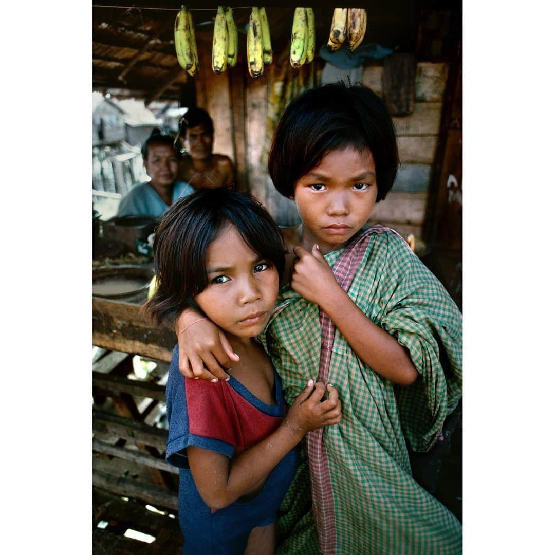 スティーブ・マカリーさんのインスタグラム写真 - (スティーブ・マカリーInstagram)「1st image: Children at the market, #Zamboanga, #Philippines, 1985. 2nd image: Woman on the back of a crowded Jeepney, #Manila, 1985. 3rd image: Young girl and father holding a gun, #Luzon, 1986. 4th image: Soldiers of the New People's Army at their base, #Luzon, 1985.  #SteveMcCurry」7月7日 3時10分 - stevemccurryofficial