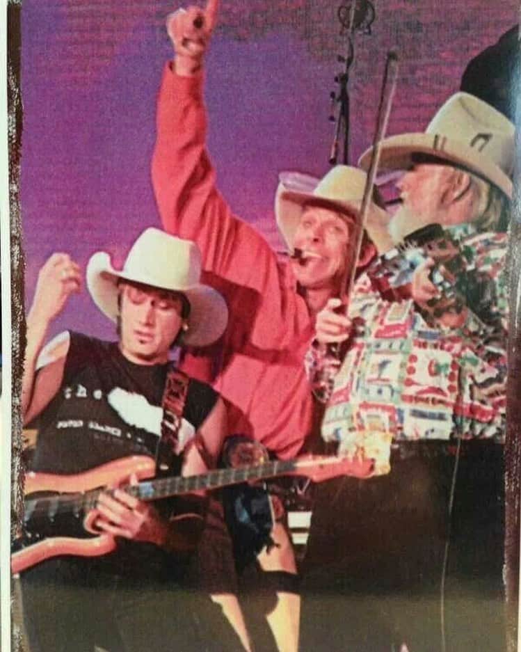 キース・アーバンのインスタグラム：「Getting to shred with Chris LeDoux AND Charlie Daniels on the same stage was one of the most magical nights ever. Go rest high Charlie- and blessings today to all of your family.  With love and friendship always. Keith  🙏」