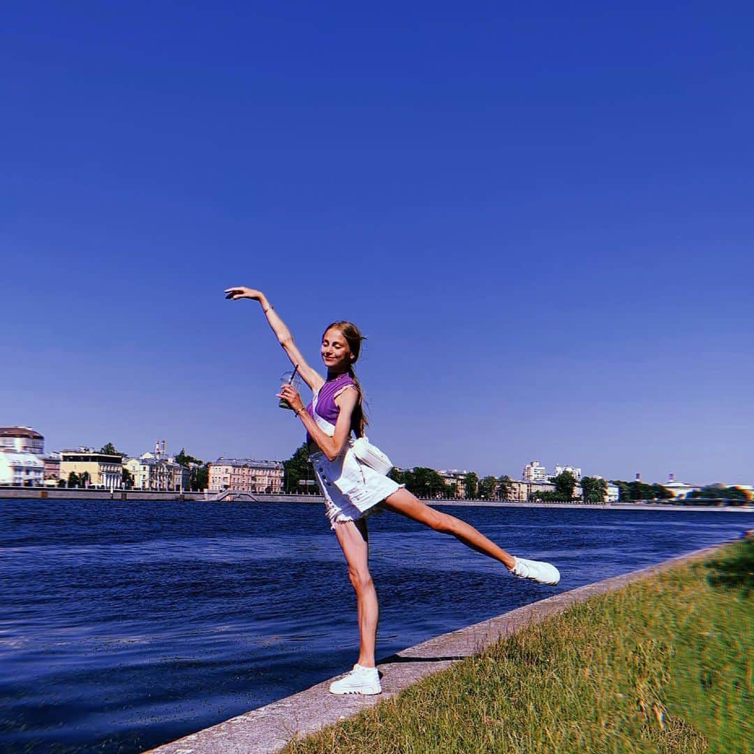 ダリア・イオノワさんのインスタグラム写真 - (ダリア・イオノワInstagram)「летние деньки, блаженствуй и цени 🌻 _______________________________________  #spb #saintpetersburg #mariinsky #mariinskytheatre #mariinskyballet #mariinskydancer #vaganovastudents #ballet」7月7日 3時20分 - ionovaworld