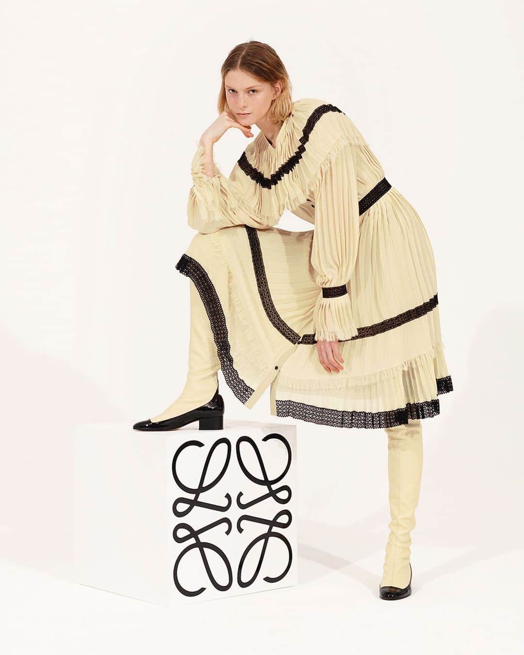 のインスタグラム：「The LOEWE Fall Winter 2020 pre-collection is now available in store and on loewe.com  Doll-like day dresses, blouses and wide-legged trousers fan out in pleats, while coats are precisely tailored.  #LOEWE #LOEWEFW20」