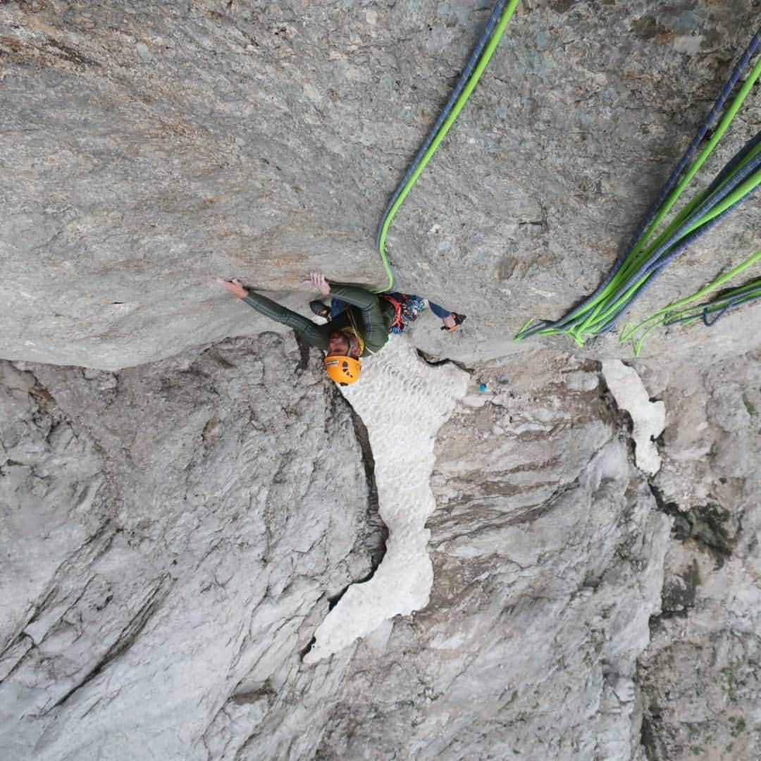 イェルネイ・クルーダーのインスタグラム：「I always wanted to climb the big south face of Marmolada. I finally went there with my focus to climb "Via cattedrale", an amazing 800 meters wall with difficulties up to 8a+. Unfortunately the weather did not cooperate, and on the day we should start climbing , most of the wall was still wet. Waking up in the middle of the night and coming back from the base of the route, we had enough time to find a perfect solution. The only logical choice for me was the route on Pilastro Bruno, since it was all dry, and the route on the right was hard enough for my standards. I started climbing the first out of 5 pitches, very alpine 6c+. No problems with the mental games gave me the boost to keep on crushing. Next 8a went first go, but unfortunately just top rope, since we had no much time left. I rather spent this time to make 2 goes on the next runout 8a+ slab. Just amazing!!!🤩 Following another 7b and 6b+, and we were on the top! Long descent  and after 6 hours of walking and few hours of climbing, I was sleeping like a baby in no time. Walking (not climbing) made me so tired, I had to choose a bit shorter project the next day. I was lucky enough to on sight "Ronin", the 3 pitches 7c in the secret spot around Marmolada. Now Switzerland calling 😁🇨🇭 @marcojubes _________________ @scarpaspa @ocun.climbing @vibram @snowmonkey」