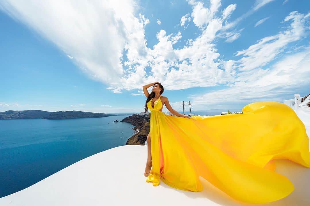 ダフネ・ジョイのインスタグラム：「I know we all miss traveling this Summer, but making better and smarter choices now can make the world of difference 💛 Thank you @santorinidress for such a memorable photo shoot, you all are the best! 💛」