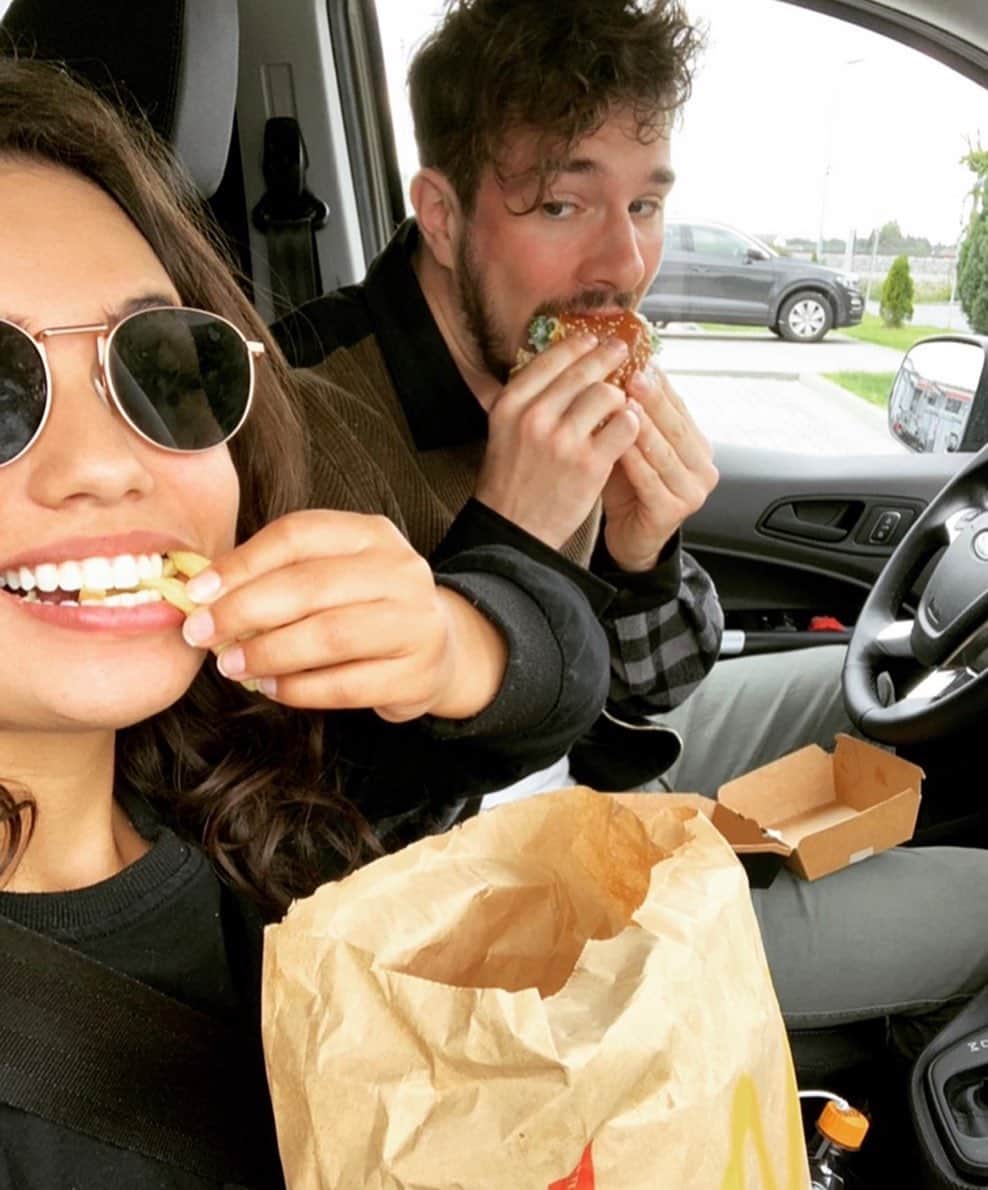 アマニ・ファンシーのインスタグラム：「today is #internationalkissingday but I feel like you guys should know that we did this on Valentine’s Day, instead of kissing. #uups #shame #liebegehtdurchdenmagen @sevanlerche thanks for feeding me 🥰」