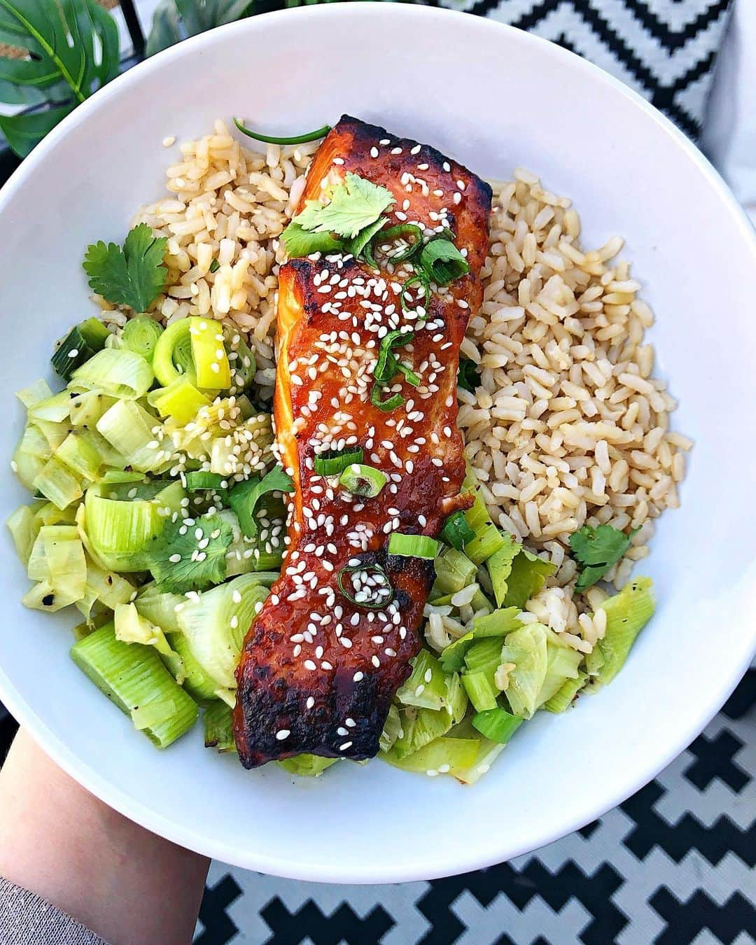 ヴィッキー・パティソンさんのインスタグラム写真 - (ヴィッキー・パティソンInstagram)「Dinner is served... 💚  Miso Glazed Salmon, braised leeks and brown rice was on the menu tonight straight  from @ww.uk ‘s brand new Zero Heroes Cook book!! This was super easy to make and absolutely DELICIOUS!!!! 😂😍  Hope you guys all enjoyed our little cookalong live- and I think we’ll all agree @ercan_ram made a fantastic sous chef 😂🧑🏻‍🍳 I tried to upload it to my insta TV but due to me being technologically challenged it hasn’t worked!!! I’m so sorry 😩😩😩  But I promise we’ll do another one soon... Peri Peri chicken flatbreads perhaps?!! 💛  @ww.uk #brandambassador」7月7日 4時05分 - vickypattison