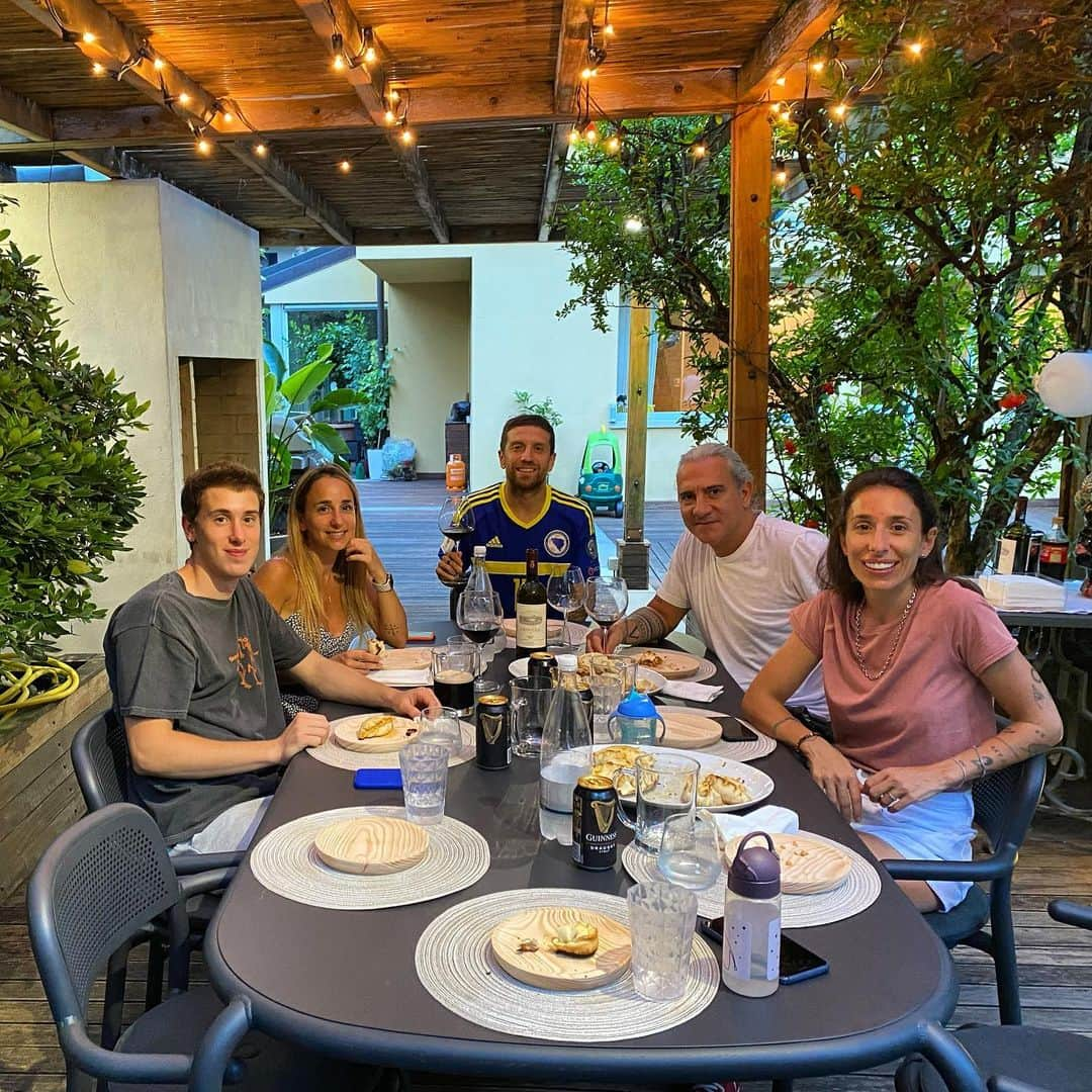 アレハンドロ・ゴメスさんのインスタグラム写真 - (アレハンドロ・ゴメスInstagram)「Empanadas 🇦🇷❤️ en familia #bergamo」7月7日 4時02分 - papugomez_official