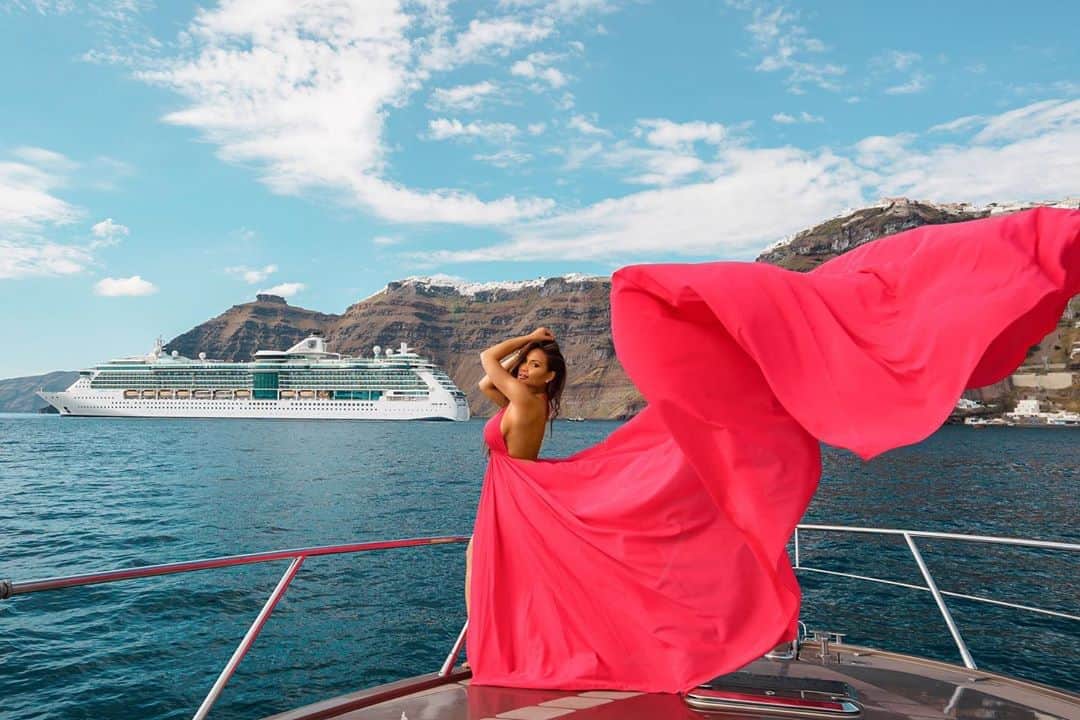 ダフネ・ジョイのインスタグラム：「Daphne it’s totally casual, me, say no more 💃 @santorinidress @santorini.yachting.club」