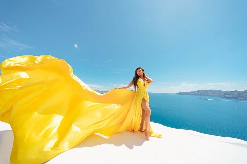ダフネ・ジョイのインスタグラム：「We will all be together again soon 💛🌎 @santorinidress @juliarta.style」