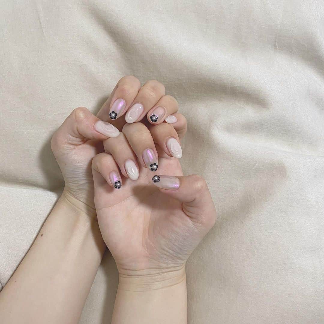 青木菜花のインスタグラム：「.﻿ .﻿ にゅーねいる！！🥛﻿ ﻿ 白ベースでこんな感じにしてもらったんだけど今回もめちゃかわ、、、🥺🤍﻿ .﻿ . #ネイル #ネイルデザイン #ジェルネイル #ぽこぽこネイル #ホワイトネイル #お花ネイル #ちゅるんネイル #instalike #instagood #l4l」