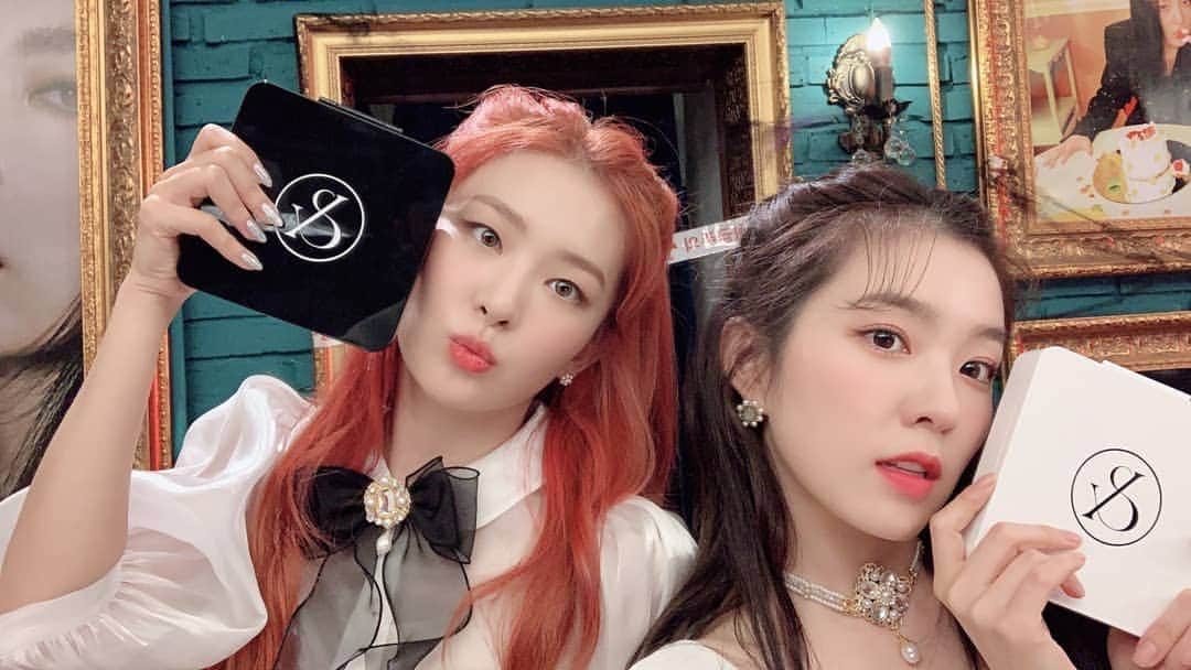 Red Velvetさんのインスタグラム写真 - (Red VelvetInstagram)「Red Velvet - IRENE & SEULGI The 1st Mini Album ‘Monster’ is OUT 🖤🤍 - 많은 사랑 부탁 드려요🐰 🐻 - #RedVelvet_IRENE_SEULGI #레드벨벳_아이린_슬기 #IRENE #아이린 @renebaebae #SEULGI #슬기 @hi_sseulgi #RedVelvet #레드벨벳 #Monster」7月6日 19時22分 - redvelvet.smtown