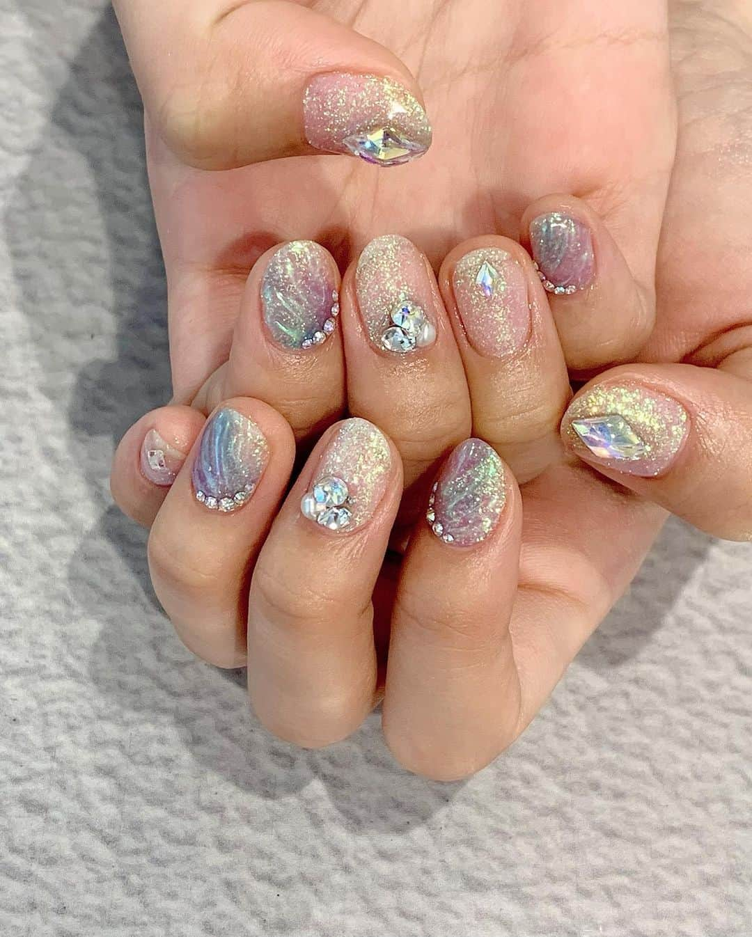 SHIHOさんのインスタグラム写真 - (SHIHOInstagram)「. . new nail💅🏽❤️❤️❤️ . 渋谷にnew openした @shell__tokyo へ🤍 . . ４ヶ月ぶりのネイルは ハンドとフットお揃いの シェルネイルにしたよ💅🏽♡ . キラッキラで可愛くない？✨ . . 店内は白がベースで 窓が大きくて開放感のあるお店だったよ💕 . スタッフさんの背術も丁寧で早かった🥺！！ . . "shihoのインスタ見た"で １０%オフになるのでぜひ行ってみてね💕 . . トップスは @v8store01 🤍🤍 . . #shelltokyo #渋谷ネイルサロン #横浜ネイル」7月6日 19時16分 - cham_pipi