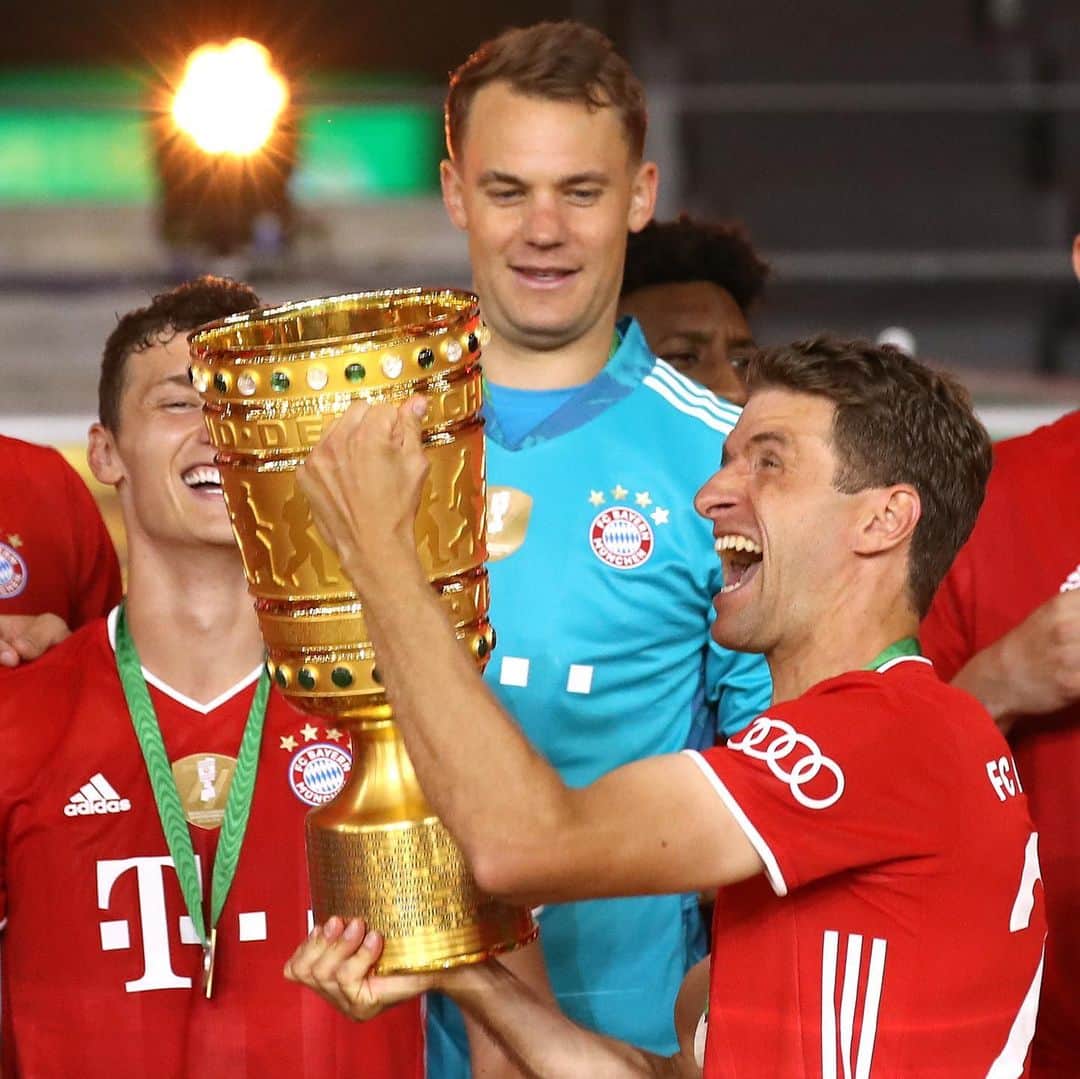 トーマス・ミュラーのインスタグラム：「This is the benefit of hard work 🏆😀 #doublewinner #fcbayern #esmuellert #teamwork #weiterimmerweiter #thomasmüller」