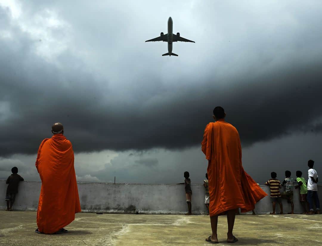 AFP通信さんのインスタグラム写真 - (AFP通信Instagram)「AFP Photo 📷  Dibyangshu Sarkar - Buddhists monks and children look out from the rooftop at a Buddhist mission hostel and school for underprivileged children as an international passenger flight takes off at the Netaji Subhash Chandra Bose International Airport as the authorities eased restrictions imposed as a preventive measure against the spread of the COVID-19 coronavirus, in Kolkata on July 5, 2020.」7月6日 19時20分 - afpphoto