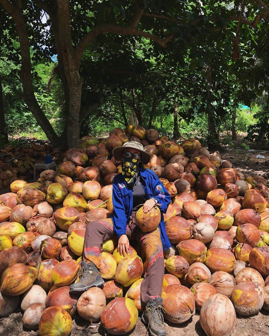 Amata Chittaseneeさんのインスタグラム写真 - (Amata ChittaseneeInstagram)「Next Colour hunting mission: coconuts 🥥 🌴 @termtemstudio ✨😌 สีต่อไป : สีจากชุมชม สีจากมะพร้าว」7月6日 19時24分 - pearypie