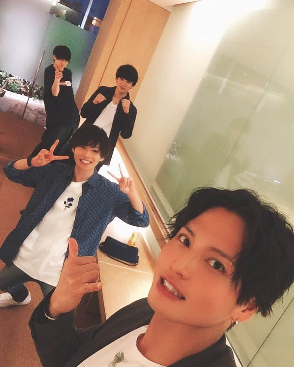 友常勇気さんのインスタグラム写真 - (友常勇気Instagram)「INGOT member(*´╰╯`๓)♬  #この前 #取材の時の一枚 #ソーシャルディスタンス自撮り #友常勇気 #田中涼星  #白柏寿大  #藤希宙  オンラインイベントの記事が掲載されました☺️ 是非とも見てねー✨✨ https://numan.tokyo/interview/0rLqL #numan」7月6日 19時28分 - yuki_tomotsune