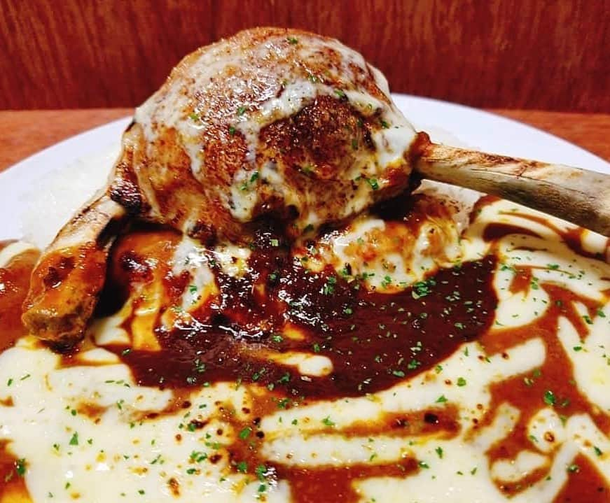 チキン南蛮カレーのルウ王子さんのインスタグラム写真 - (チキン南蛮カレーのルウ王子Instagram)「今日は朝から豪雨の影響でバタバタした１日でしたがガッツリてげうま華麗パワーでなんとか乗り切れたでござルウ！大変な時だからこそお腹いっぱい食べてエネルウギー補充！カレー最高！てげうまルウ！ ★ ★ #ハンバーグカレー #テイクアウト #都城 #チキン南蛮カレー #カレー倶楽部ルウ #持ち帰り#ふるさと納税  #ルウ王子 #フォロバ #宮崎 #都城 #フォロワー #like4like  #いいね#福岡 #宮崎ランチ #寺田町 #梅田 #宮崎市 #togomiyakonojyo #カレー #南森町 #寺田町駅 #鹿児島 #難波 #肉 #カレーライス」7月6日 19時29分 - currynoprince