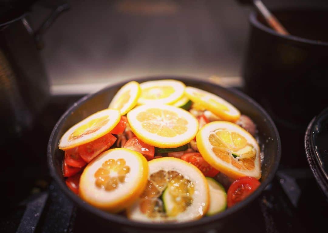 土井雪広のインスタグラム：「虎ノ門の王の教えを形にしてみるの巻。  #lemon #chicken #tomato #zucchini」