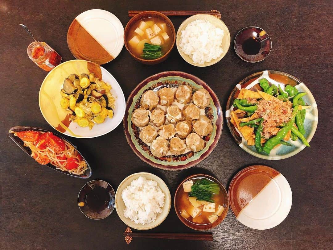 ステファニーのインスタグラム：「🇨🇳🍽🔥 中華×和な今日のご飯。 _____ たっぷり玉ねぎ焼売 万願寺唐辛子と揚げの焦がし醤油炒め ズッキーニと茄子の卵炒め トマトともやしのナムル 豆腐と筍とほうれん草のお味噌汁 ご飯 お気に入りの辣油♡」