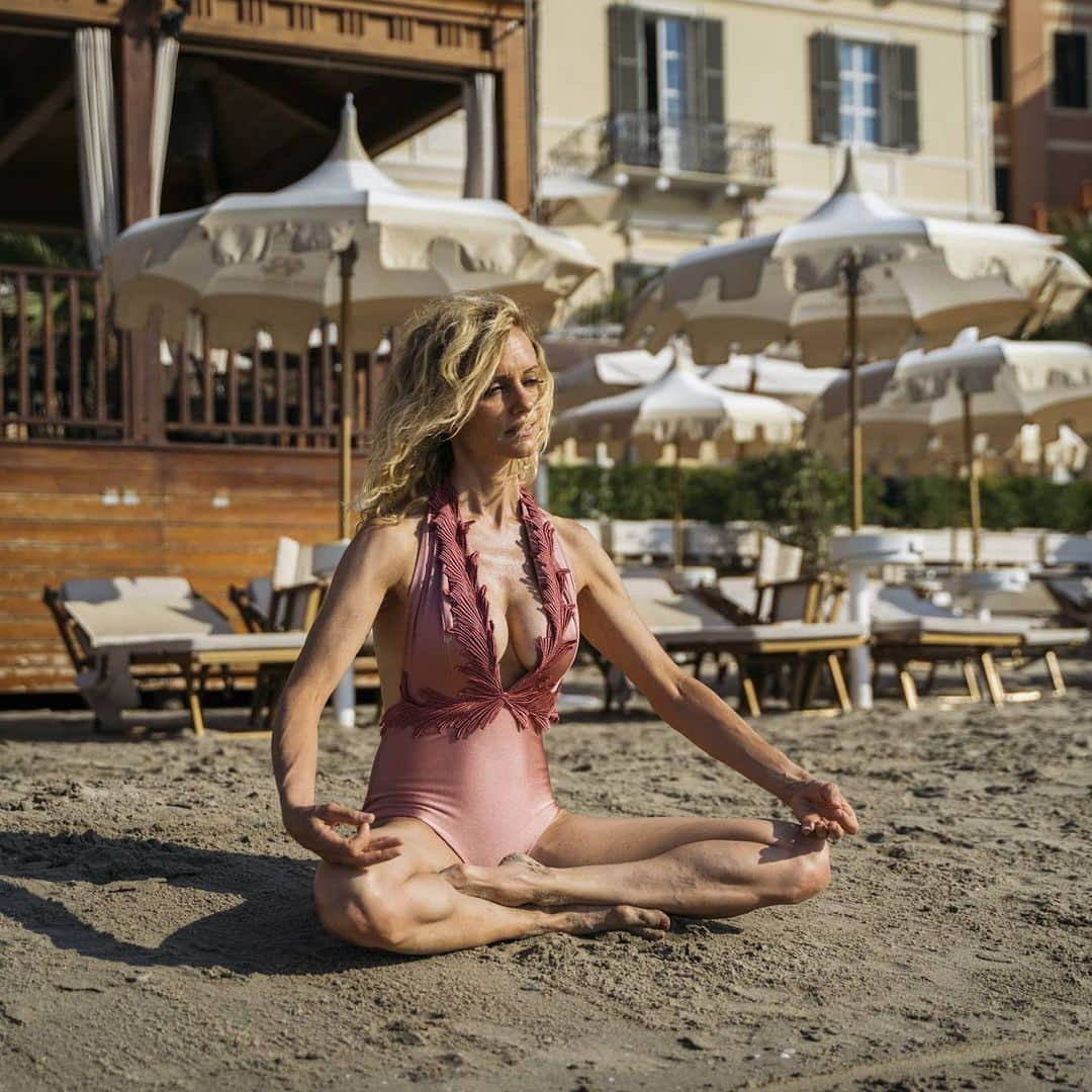 ジャスティン・マッテラさんのインスタグラム写真 - (ジャスティン・マッテラInstagram)「In realtà non pratico abbastanza Yoga e Pilates. Ho sempre prediletto gli sport di endurance che, alla lunga, accorciano i muscoli e, di conseguenza, ora mi trovo molto meno flessibile di anni fa. Al @grandhotelalassio ho ricominciato trovando anche un ottima istruttrice a seguirmi alle 7 di mattina. Quante ore mi rimangono a fare tutto il resto che devo fare? 😂😂😂 Ph @gabrielelupo5 @chrix_chs @blamche_hotels Costume @clara_aestas #alassio #benessere #wellness #thalassiospa」7月6日 19時31分 - justineelizabethmattera