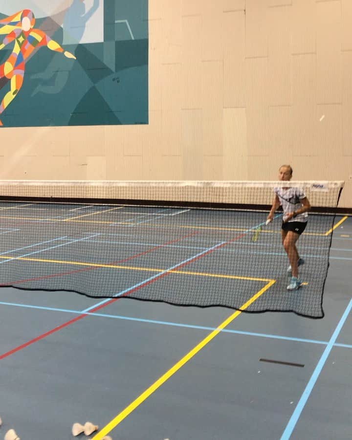 セレーナ・ピークのインスタグラム：「Another session done 😃🏸 #multimonday #badminton #roadtotokyo #lekkerrammen #nogmaar9xdezeweek」