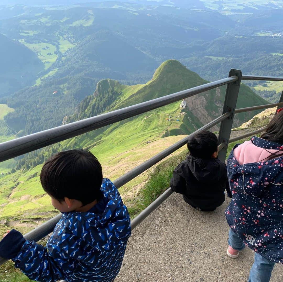 遠藤航さんのインスタグラム写真 - (遠藤航Instagram)「. Great trip to Luzerne in Switzerland with my friends family 😊💯‼️ @yu_matsuoka84 @sarinas51  . . . #mountpilatus  #luzern  . #aaregorge  #aareschlucht  #meiringen  . #switzerland  #🇨🇭  . #trip  #family  #friends  #great」7月6日 19時35分 - endowataru