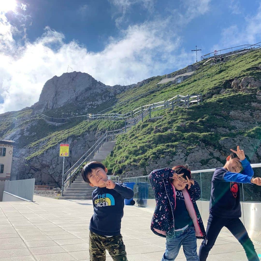 遠藤航のインスタグラム：「. Great trip to Luzerne in Switzerland with my friends family 😊💯‼️ @yu_matsuoka84 @sarinas51  . . . #mountpilatus  #luzern  . #aaregorge  #aareschlucht  #meiringen  . #switzerland  #🇨🇭  . #trip  #family  #friends  #great」