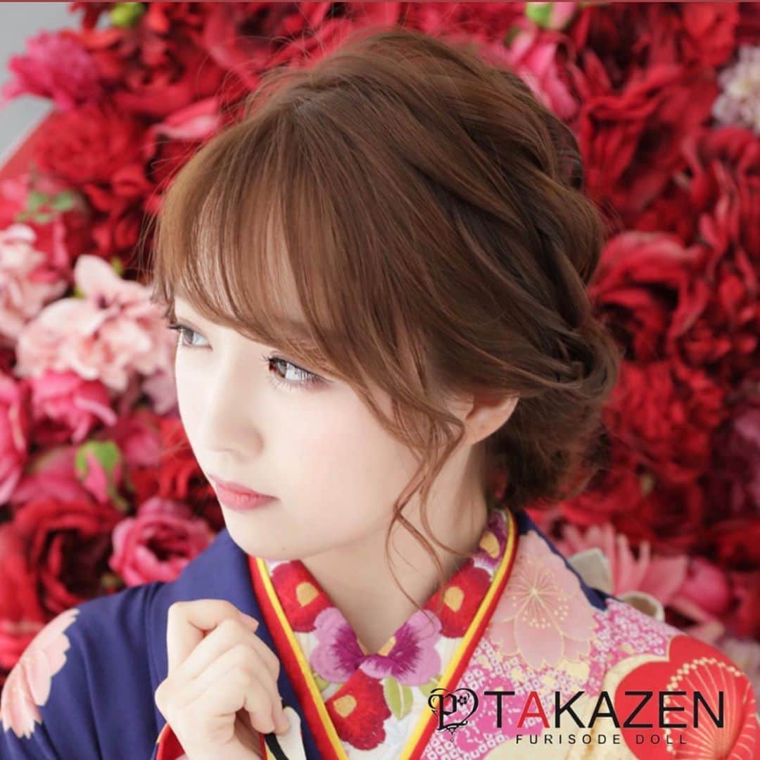 TAKAZENさんのインスタグラム写真 - (TAKAZENInstagram)「こんにちは✨ . 今日は前撮り撮影会をされた お嬢様の素敵なヘアアレンジの ご紹介を致します☺️🌸 最近では、ゆるふわの編み込みや アップヘアに大きな髪飾りをつける方が増えています🥺✨ TAKAZEN梅田本店には たくさんの髪飾りを ご用意しておりますので 気にいる物が見つかると思います💕 気軽にみにきてくださいね⭐️  . #TAKAZEN #takazen梅田店  #たかぜん #成人式 #ハタチ #帯 #前撮り #ママ振  #ママ振袖 #成人式ヘア」7月6日 19時36分 - takazen_umeda