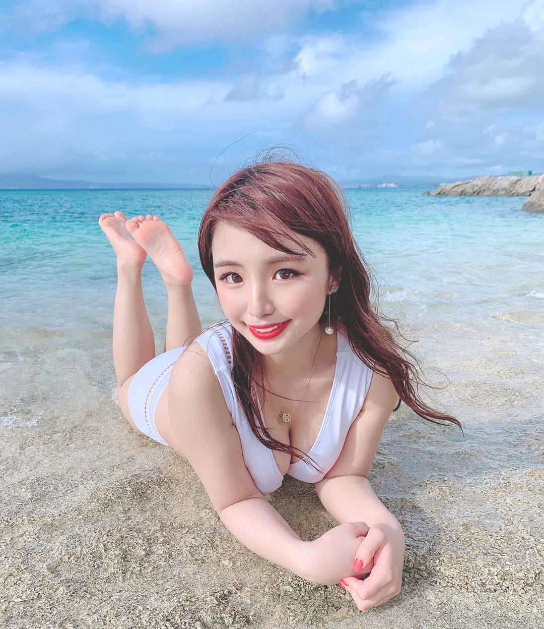 のインスタグラム：「Hope you all had a good Monday not blue Monday 😢💕 Me on the beach :) 🏖✨  YOLO!  沖縄のお菓子御殿の裏にある隠れ家ビーチ🏖 リッツカールトンのコンシェルジュさんが教えてくれた❣️  北まで来ると本島でも海がとっても綺麗〜🎶  #okinawa #okinawatrip #okinawajapan #japantrip #loves_okinawa #beach #ocean#whitebikini#bikini」