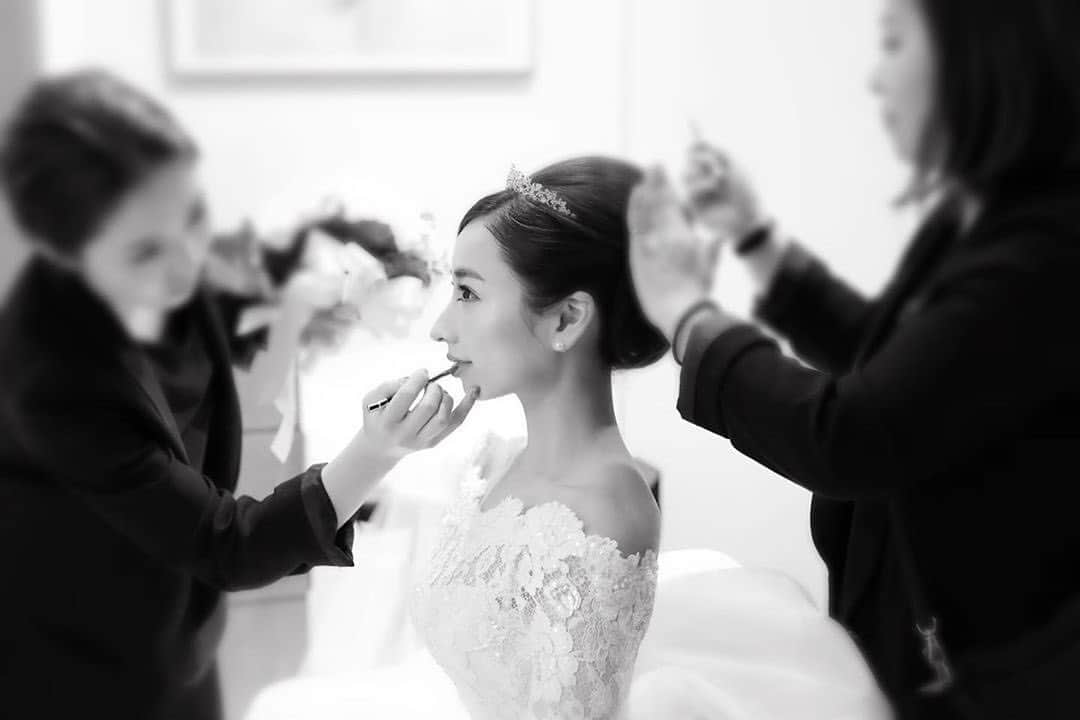 25ans Wedding 公式 Bridesさんのインスタグラム写真 - (25ans Wedding 公式 BridesInstagram)「今日はAllyさんのフォトをリポスト💓 フラワーモチーフのレースが印象的なオフショルドレスは、上品な花嫁スタイルをかなえます🕊シニヨンヘアがクラシカルな雰囲気をいっそう引き立てて。」7月6日 19時47分 - 25answeddingbrides