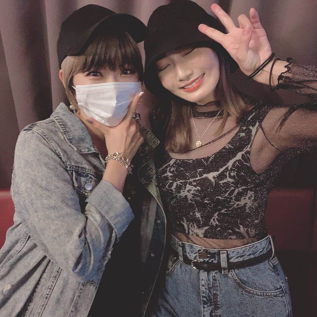 ゆりのインスタグラム：「ミオヤマザキ みおちゃんと！横アリのライブでステージ見てた方だったからまさかのこうやってお話できて仲良くしてもらえてすごい嬉しい😳CDとDVD見て頭振りまくります🕺🕺」