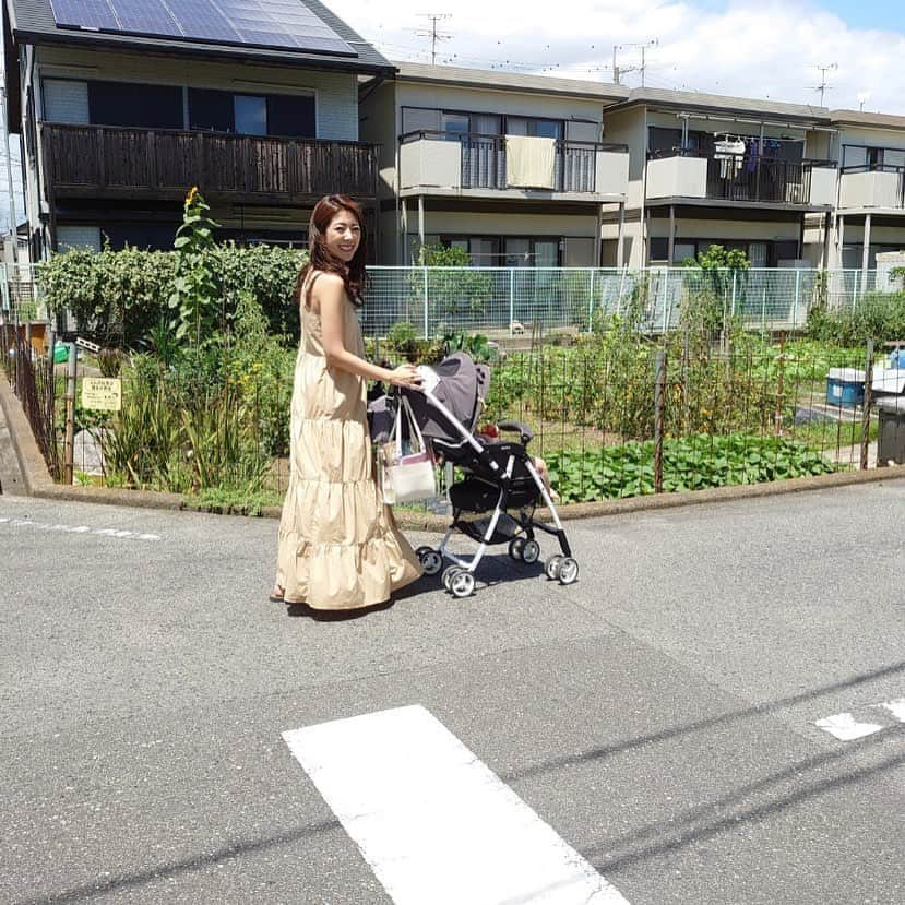 水田あゆみさんのインスタグラム写真 - (水田あゆみInstagram)「ママ気分♪  姪っ子には"あゆちゃん"って呼ばせたい私です。  マスクはしております。  そろそろ夏がきますね😊 夏にやりたいビアガーデンやBBQとか海とか今年は難しそうだから、何か他で楽しめるものを今から計画しときたい🙌  何かアイデアあれば教えてほしいな🥺🧡  コロナで色んなことが不安定な中、ストレスも溜まりやすいね。 楽しいことたくさん考えるだけで少し前向きになれそう☺️  そしてみんなのストレス発散方法も知りたい😊 よかったら教えてくださいまし🧡  #姪っ子が可愛いんだ #癒し #ワンピはGAP #黒も持ってる」7月6日 19時57分 - ayune____